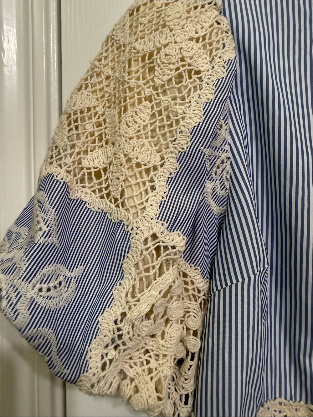 H152 NWT Entro S pp18 L p21 Blue & Cream Lace Trim Striped Button-Up Top - Picture 5 of 16